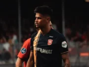 Mees Hilgers Kembali Berlatih bersama FC Twente Usai Pemulihan Cedera ACL