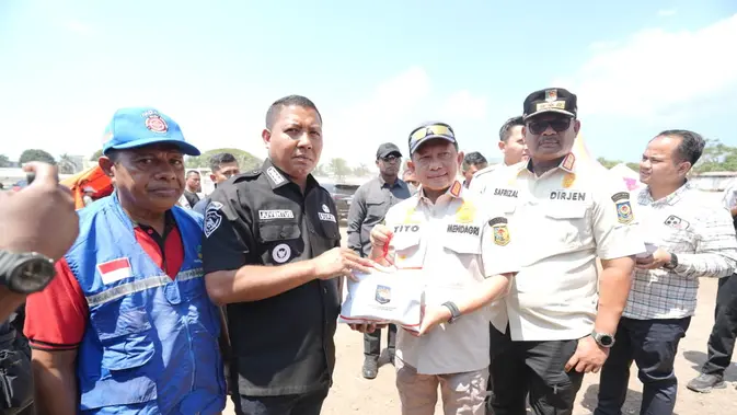Mendagri Tito Karnavian Tinjau Pengungsian Gempa di Palue, Pastikan Kebutuhan Dasar Terpenuhi