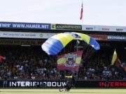 Penerjun Payung Tabrak Papan Iklan, Pembuka Eredivisie Penuh Kejutan