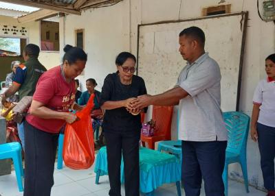 Perindo-Sikka-Salurkan-1-Ton-Beras-untuk-Korban-Gempa-di-Desa-Gera