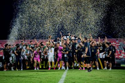 Persebaya-Akhiri-Puasa-22-Tahun-Juara-Piala-Presiden-2026-Usai-Menang-Adu-Penalti