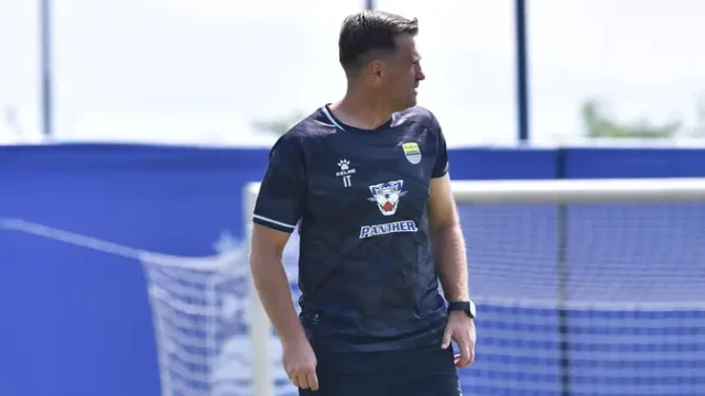 Persib-Bandung-Bertahan-di-Tengah-Badai-Jadwal-dan-Perubahan-Pelatih