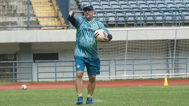 Persib-Bandung-Dikenai-Sanksi-FIFA-atas-Gugatan-Robert-Alberts