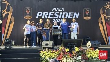 Piala Presiden Beri Cek Rp500 Juta untuk Legenda Sepak Bola Indonesia