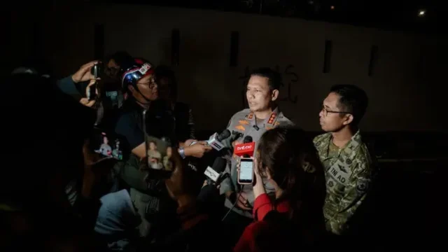 Polisi-Bubarkan-Demo-Depan-DPR-karena-Perusakan-dan-Pelanggaran-Waktu
