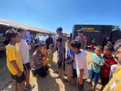 Polri-Gelar-Trauma-Healing-bagi-Anak-Pengungsi-Gempa-NTT