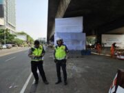 Pos Polisi Slipi Dibalut Kain Putih Usai Dibakar Massa