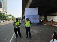 Pos Polisi Slipi Dibalut Kain Putih Usai Dibakar Massa