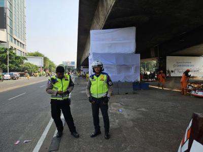 Pos-Polisi-Slipi-Dibalut-Kain-Putih-Usai-Dibakar-Massa