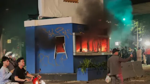 Pos-Slipi-Kembali-Dibakar-Polisi-Tingkatkan-Pengamanan