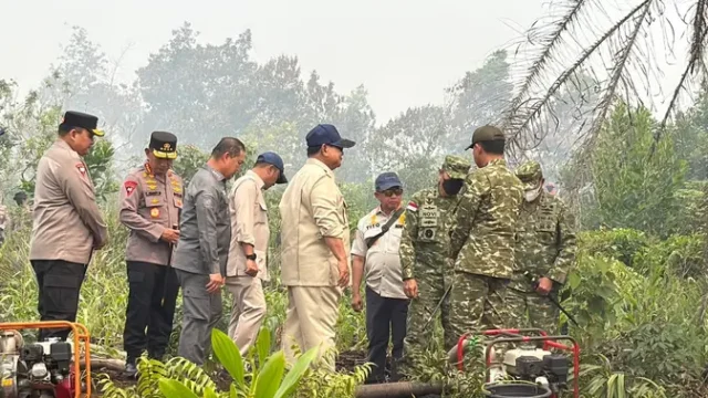 Presiden-Prabowo-Tanpa-Masker-Tinjau-Kabut-Asap-Kebakaran-Hutan-di-Kalbar