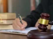 Pria AS Dikenai Sanksi Usai Coba Manipulasi AI Pengadilan Lewat Teks Tersembunyi