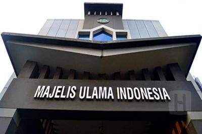 Pria-Berpakaian-Perempuan-di-Karnaval-Kemerdekaan-Dinyatakan-Haram-oleh-MUI