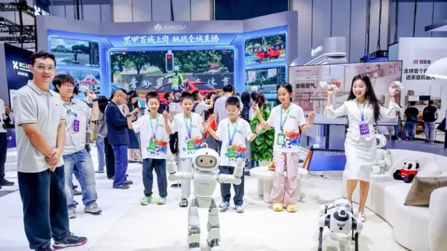 Robot-AiMOGA-Beraksi-di-Jalan-Raya-hingga-Rumah-Tangga