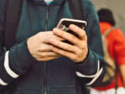 Screen Time Berlebihan Tingkatkan Risiko Pikiran Bunuh Diri pada Mahasiswa