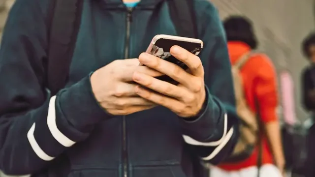 Screen-Time-Berlebihan-Tingkatkan-Risiko-Pikiran-Bunuh-Diri-pada-Mahasiswa