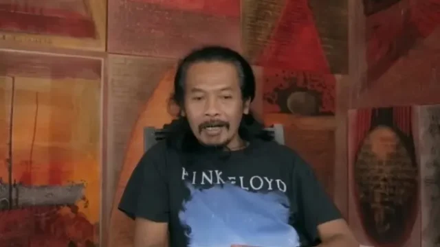 Seniman-Miliuner-yang-Tak-Punya-HP-dan-Menolak-Kekayaan