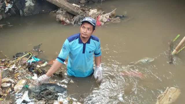 Sepasang-Kaki-Korban-Mutilasi-Ditemukan-di-Kali-Grogol-oleh-Petugas-SDA