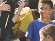Seskab Teddy Bagikan Rubik dan Protein Bar ke Anak-Anak Korban Gempa NTT