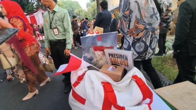 Suvenir-HUT-RI-ke-81-di-Istana-Berisi-Buku-Prabowo-dan-Kelereng