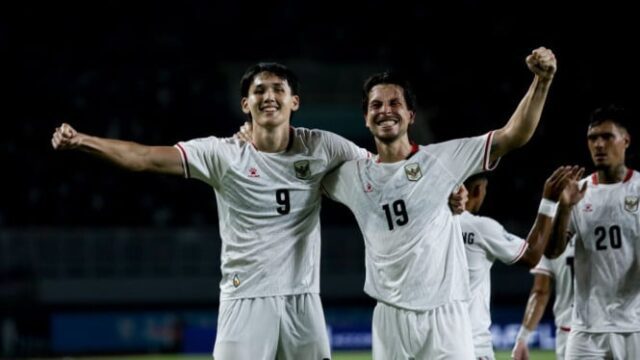 Thom-Haye-dan-Mitchell-Baker-Uji-Nyali-Lawan-Vietnam-di-Pakansari