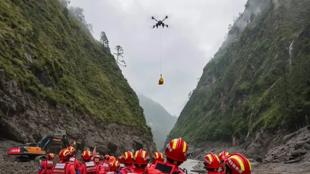 Tim-Penyelamat-Tiongkok-Tiba-di-Gyirong-yang-Hancur-Akibat-Longsor