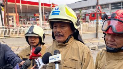 Titik-Panas-Masih-Terdeteksi-di-Gedung-Bapenda-DKI-24-Mobil-Damkar-Terus-Lakukan-Pendinginan