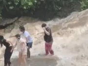 Turis Tersapu Banjir Bandang Saat Selfie di Air Terjun Thailand