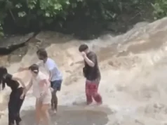Turis Tersapu Banjir Bandang Saat Selfie di Air Terjun Thailand