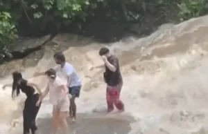 Turis Tersapu Banjir Bandang Saat Selfie di Air Terjun Thailand