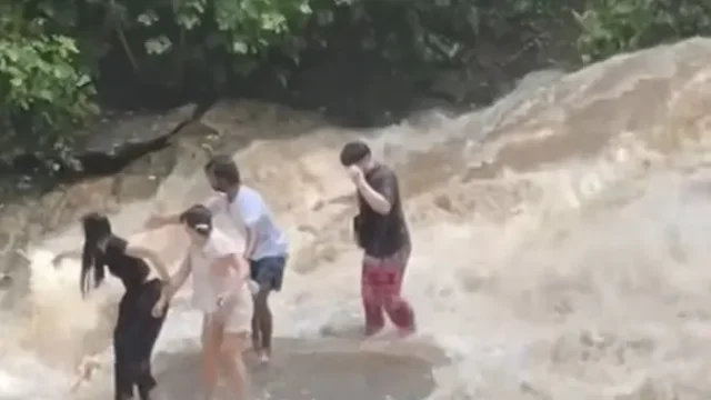 Turis-Tersapu-Banjir-Bandang-Saat-Selfie-di-Air-Terjun-Thailand