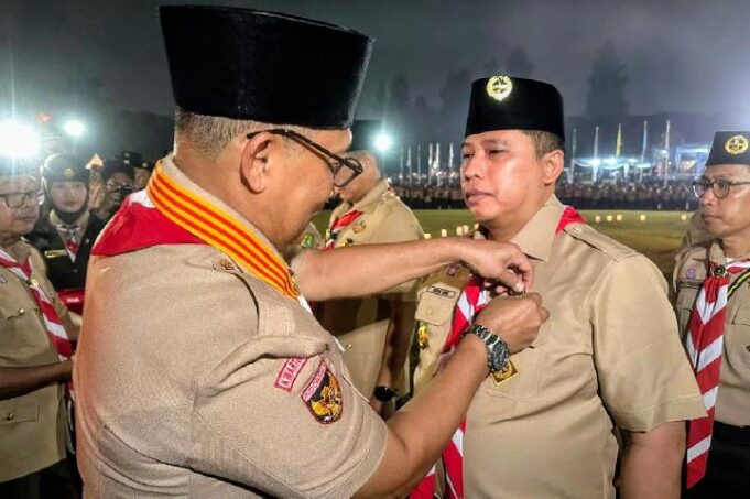 Walkot Padang Panjang Terima Lencana Darma Bakti Pramuka Nasional