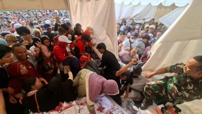 Warga-Berebut-Kaos-Gratis-di-Monas-Ricuh-Saat-Pembagian-HUT-RI-ke-81