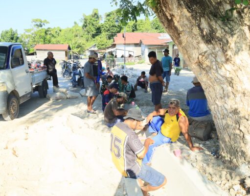 Hangatnya Kebersamaan, Satgas TMMD ke-129 Kodim 1505/Tidore Makan Bersama Warga di Lokasi Pekerjaan