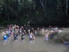 Kebersamaan Satgas TMMD Ke-129 dan Warga di Air Terjun Kampung Sesor, Wujud Kemanunggalan TNI dengan Rakyat yang Semakin Erat