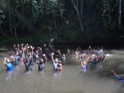 Kebersamaan Satgas TMMD Ke-129 dan Warga di Air Terjun Kampung Sesor, Wujud Kemanunggalan TNI dengan Rakyat yang Semakin Erat
