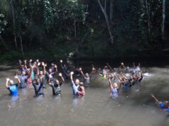 Kebersamaan Satgas TMMD Ke-129 dan Warga di Air Terjun Kampung Sesor, Wujud Kemanunggalan TNI dengan Rakyat yang Semakin Erat