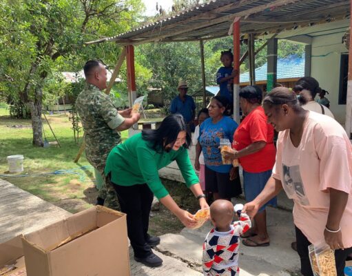 Canda Tawa Warnai Lokasi TMMD Ke-129, Kehangatan Dansatgas dan Ketua Persit Hadirkan Kebahagiaan bagi Mama-Mama dan Anak-Anak Kampung Sesor