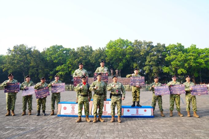 Kapusjaspermildas TNI Serahkan Hadiah Lomba Video Kreatif Bela Diri Taktis HUT Ke-11 Pusjaspermildas TNI