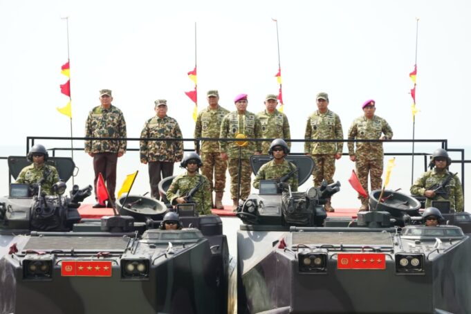 Wakil Panglima TNI dan Sejumlah Pejabat Negara Terima Warga Kehormatan dan Brevet Korps Marinir