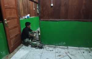 Pantang Menyerah hingga Malam, Satgas TMMD Ke-129 Kodim 1807/Sorsel Lembur Finishing Rumah Type 36 untuk Warga Kampung Sesor