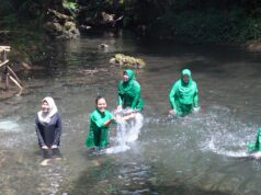 Jembatan Wisata Rampung, Persit Nikmati Keindahan Air Terjun Kampung Sesor