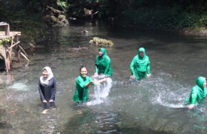 Jembatan Wisata Rampung, Persit Nikmati Keindahan Air Terjun Kampung Sesor