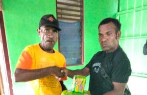Berbagi Kebahagiaan HUT RI, Kepala Suku Senggi Gelar Lomba dan Pembagian Sembako