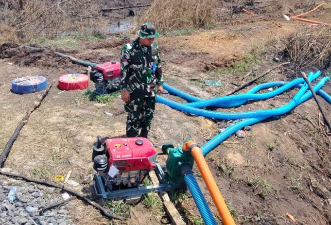 Tembus Kegelapan Malam, Prajurit Lanud Sjamsudin Noor Tetap Sigap dan Semangat Jaga Pompa Bantuan Presiden RI Untuk Suplai Air Pembahasan Gambut