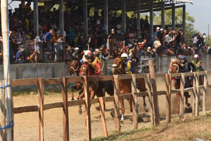 Bupati Sumbawa Hadiri Penutupan Pacuan Kuda Tradisional Bupati Cup 2026
