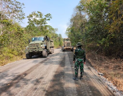 Wadan Kodiklat TNI Tinjau Proyek Pengerasan Jalan Encap Super Garuda Shield 2026 di Baturaja