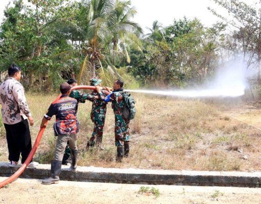 Perkuat Kesiapsiagaan Dalam Menangani Karhutla, Personel Lanud Sjamsudin Noor Asah Kemampuan Operasikan Kendaraan Pemadam Kebakaran