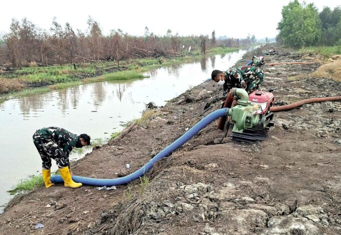 Pastikan Pasokan Air Tetap Siaga, Satgas Pam Irigasi Embung Jokowi Lanud Sjamsudin Noor Rawat Kesiapan Pompa Untuk Penanganan Karhutla