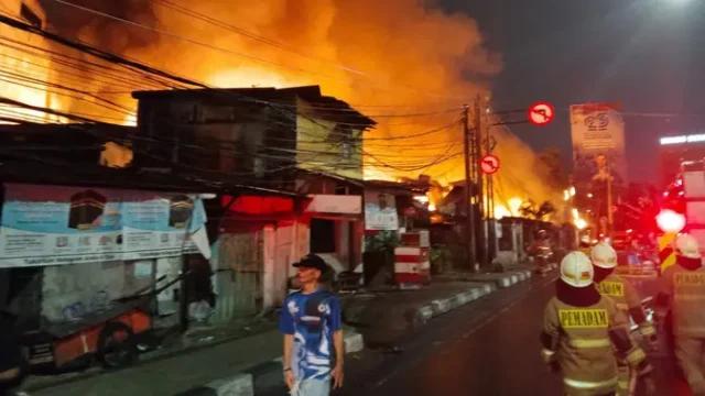 150-Warga-Kehilangan-Tempat-Tinggal-Usai-Kebakaran-di-Kebayoran-Lama